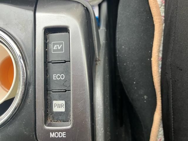 TOYOTA PRIUS ALPHA 2013 Image 31