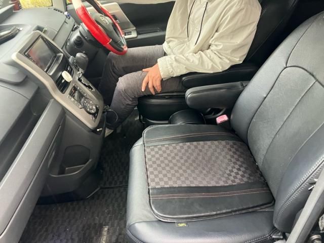 TOYOTA VOXY 2009 Image 31