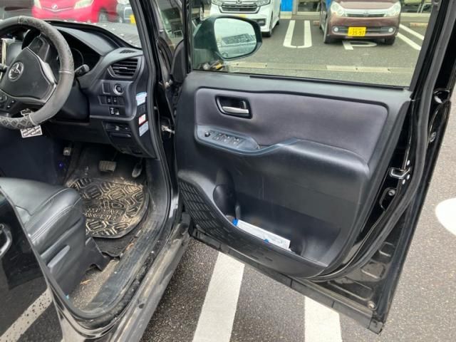 TOYOTA VOXY 2015 Image 31