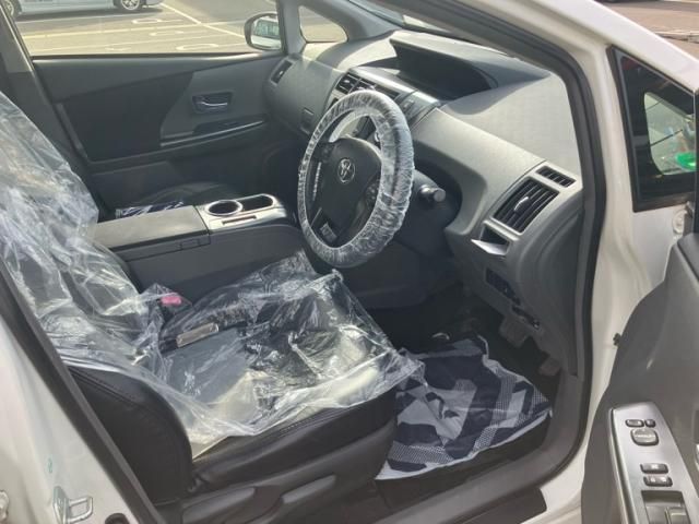 TOYOTA PRIUS ALPHA 2014 Image 31