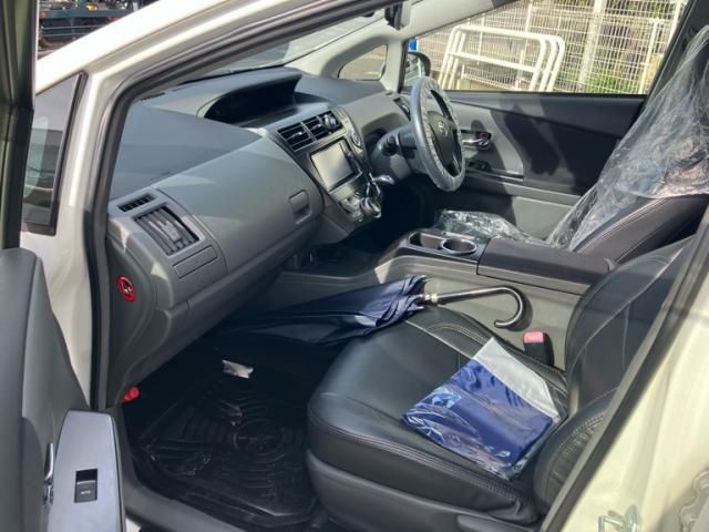 TOYOTA PRIUS ALPHA 2014 Image 31