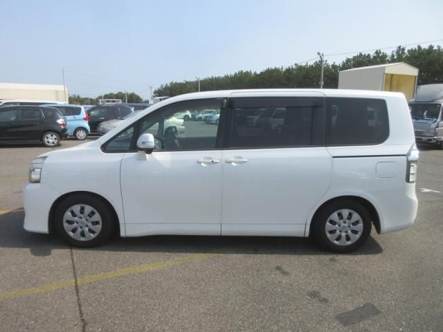 TOYOTA VOXY 2011 Image 31