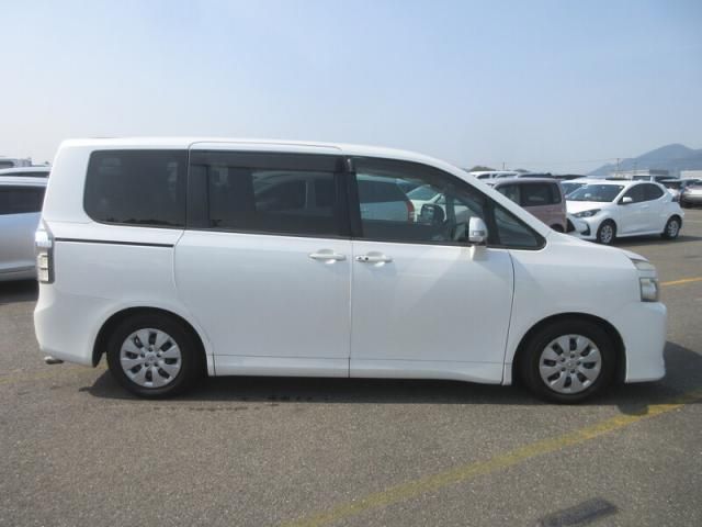 TOYOTA VOXY 2011 Image 31