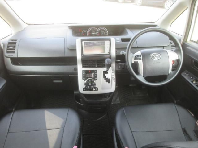 TOYOTA VOXY 2011 Image 31