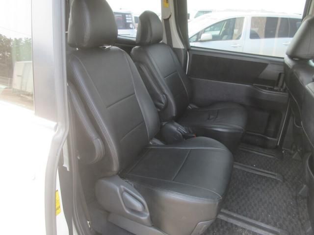 TOYOTA VOXY 2011 Image 31