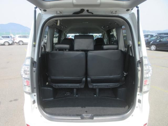 TOYOTA VOXY 2011 Image 31