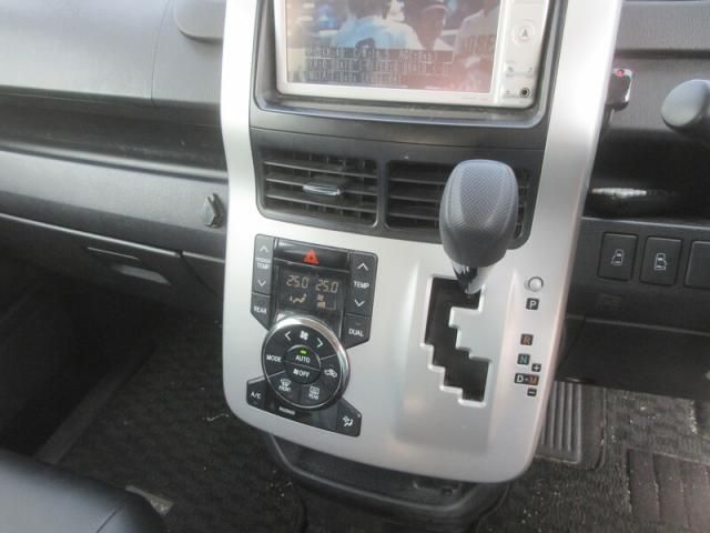 TOYOTA VOXY 2011 Image 31