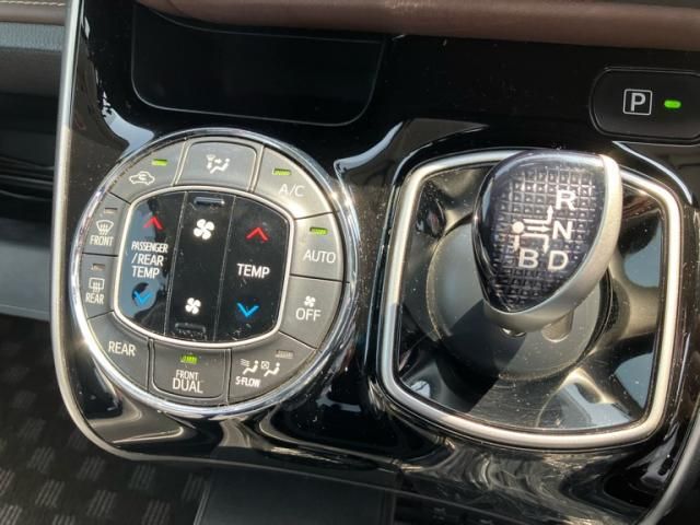 TOYOTA ESQUIRE HYBRID 2015 Image 31