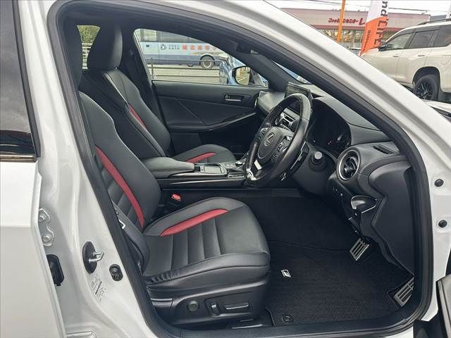 TOYOTA LEXUS IS300H 2022 Image 31