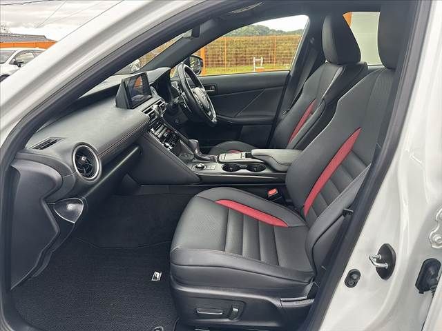 TOYOTA LEXUS IS300H 2022 Image 31