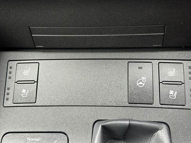 TOYOTA LEXUS IS300H 2022 Image 31