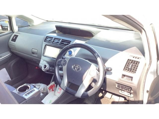 TOYOTA PRIUS ALPHA 2012 Image 31