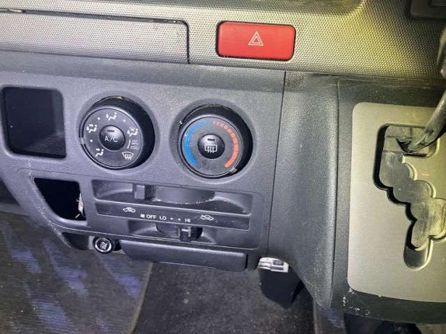 TOYOTA HIACE VAN 2WD 2005 Image 31