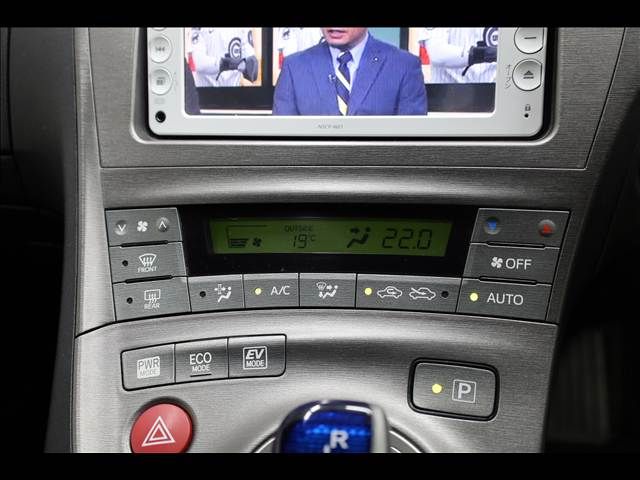 TOYOTA PRIUS 2012 Image 31