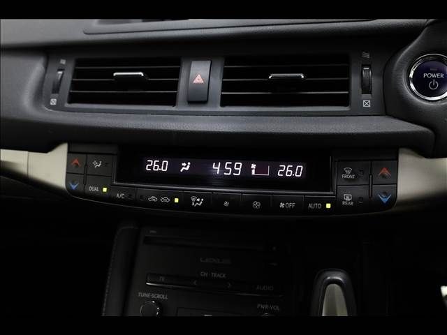 TOYOTA LEXUS CT200H 2014 Image 31