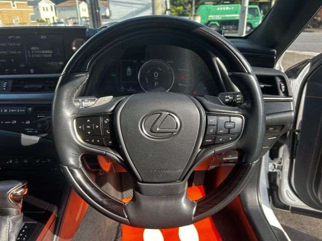 TOYOTA LEXUS ES300H 2019 Image 31