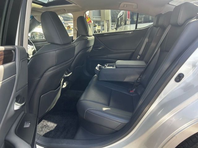 TOYOTA LEXUS ES300H 2019 Image 31