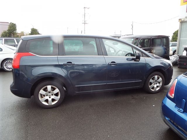 PEUGEOT 5008 2013 Image 31