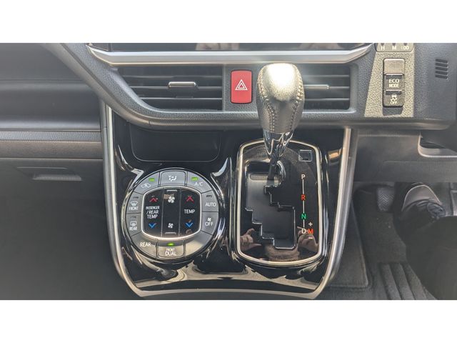 TOYOTA VOXY 2018 Image 31