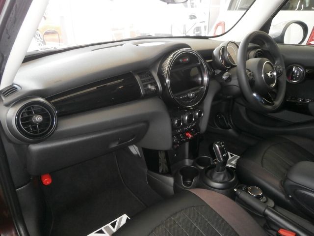 BMW MINI COOPER 5DOOR 2018 Image 31