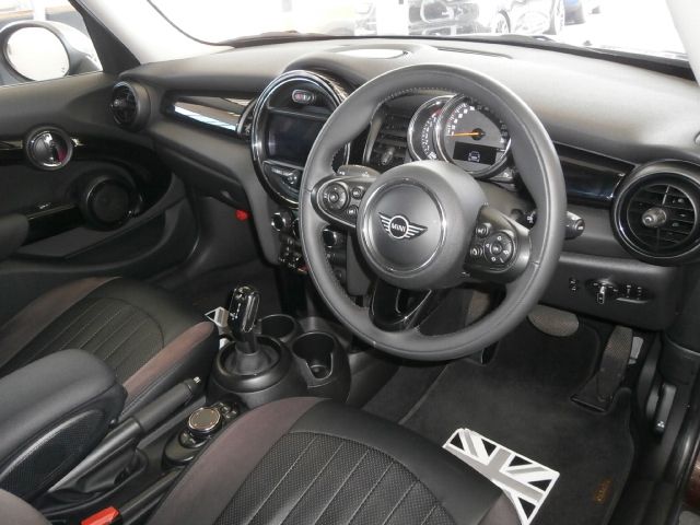 BMW MINI COOPER 5DOOR 2018 Image 31