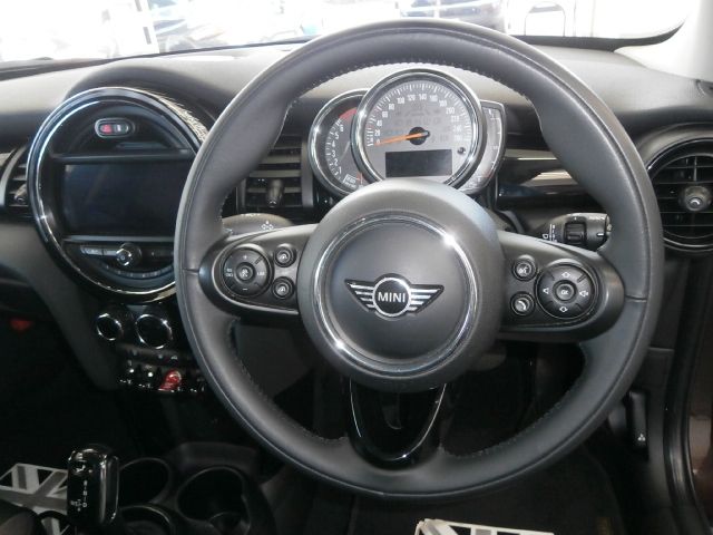 BMW MINI COOPER 5DOOR 2018 Image 31