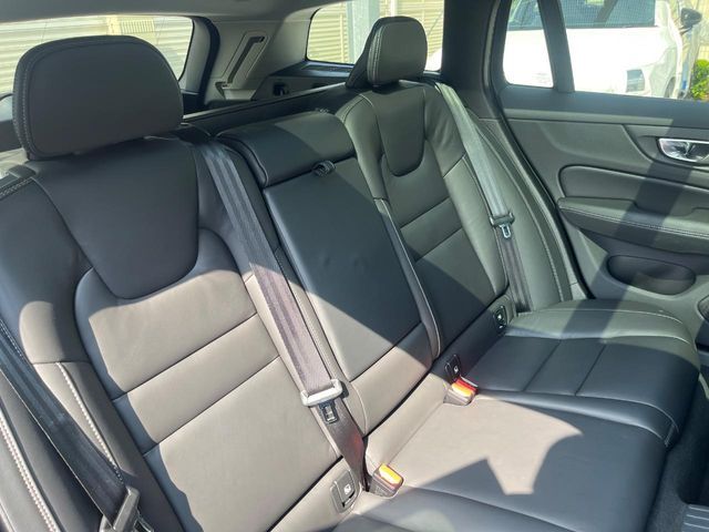 VOLVO V60 2022 Image 31
