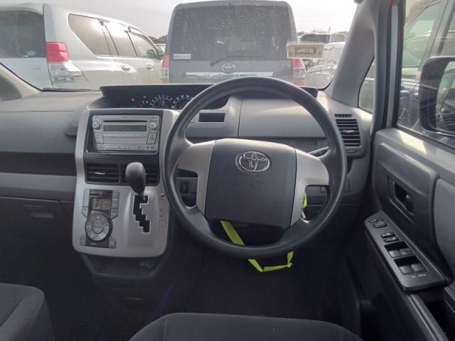TOYOTA NOAH 2008 Image 31