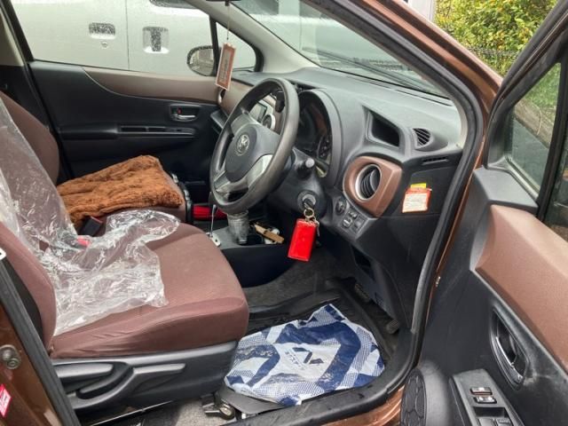 TOYOTA VITZ 2011 Image 31