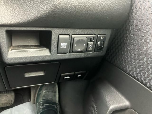 NISSAN TIIDA 2012 Image 31