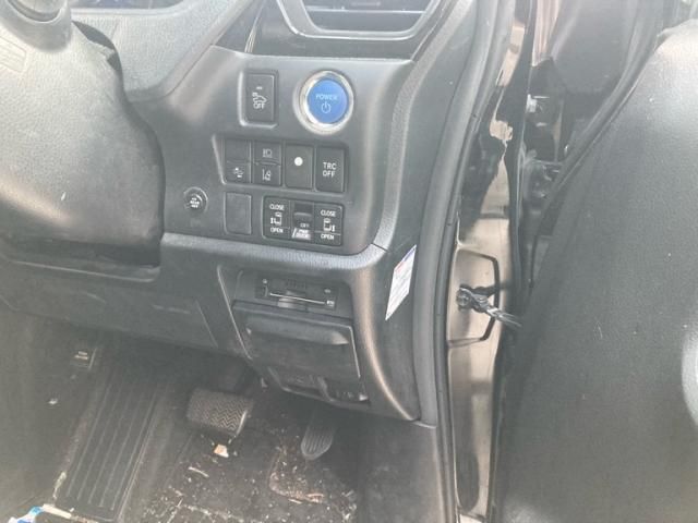 TOYOTA ESQUIRE HYBRID 2018 Image 31