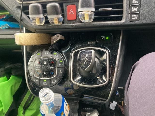 TOYOTA ESQUIRE HYBRID 2018 Image 31