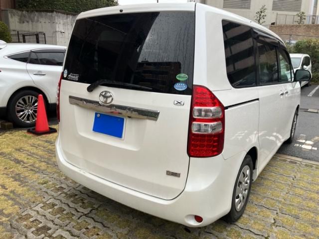 TOYOTA NOAH 2012 Image 31