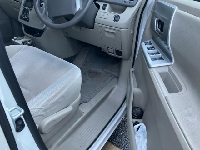 TOYOTA NOAH 2012 Image 31