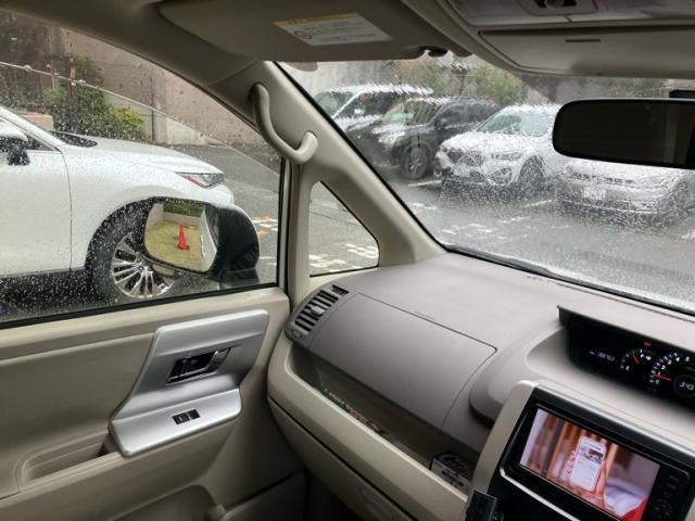 TOYOTA NOAH 2012 Image 31