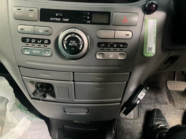 TOYOTA VOXY 2006 Image 31