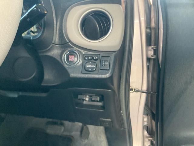 TOYOTA VITZ 2011 Image 31