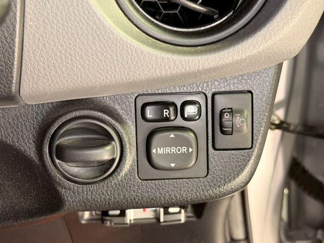 TOYOTA VITZ 2015 Image 31