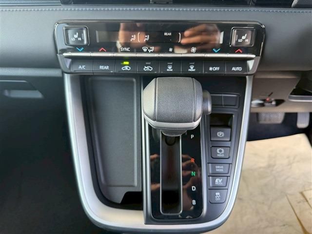 TOYOTA VOXY HYBRID 2026 Image 31