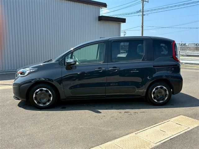 TOYOTA SIENTA HYBRID 2024 Image 31