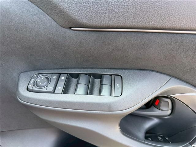 TOYOTA YARIS CROSS HYBRID 2025 Image 31