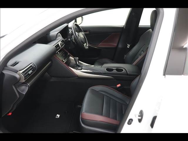 TOYOTA LEXUS IS300H 2017 Image 31