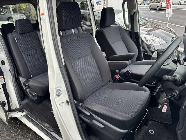 TOYOTA VOXY 2018 Image 31