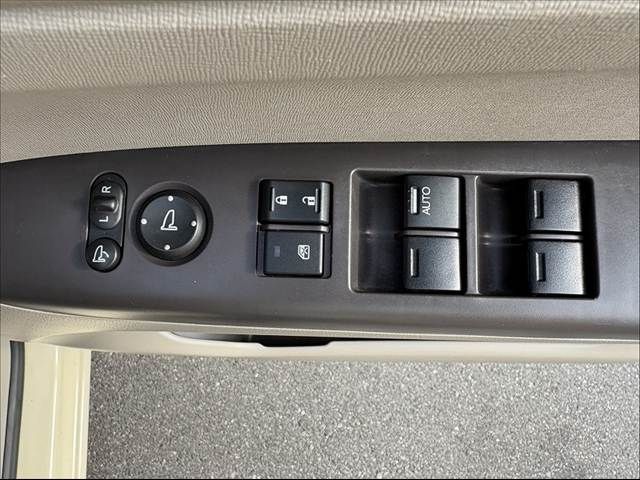 HONDA N BOX 2015 Image 31