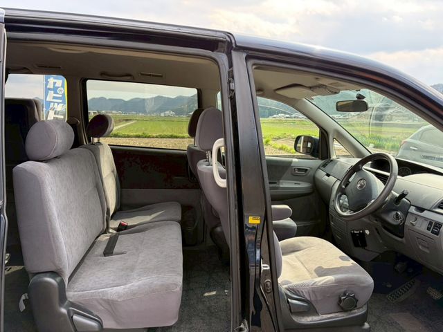 TOYOTA VOXY 2005 Image 31