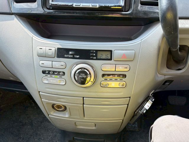 TOYOTA VOXY 2005 Image 31