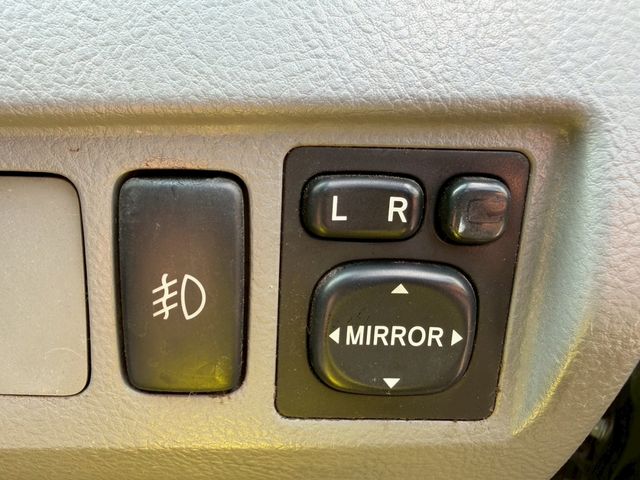 TOYOTA VOXY 2005 Image 31