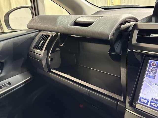 TOYOTA PRIUS ALPHA 2015 Image 31