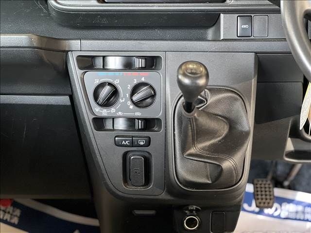 DAIHATSU HIJET CARGO 4WD 2019 Image 31