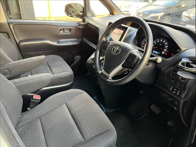 TOYOTA VOXY 2014 Image 31